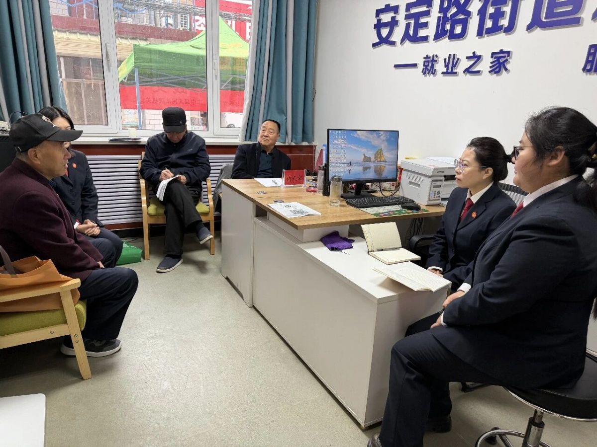 庆阳中院开展主题党日志愿服务进社区活动