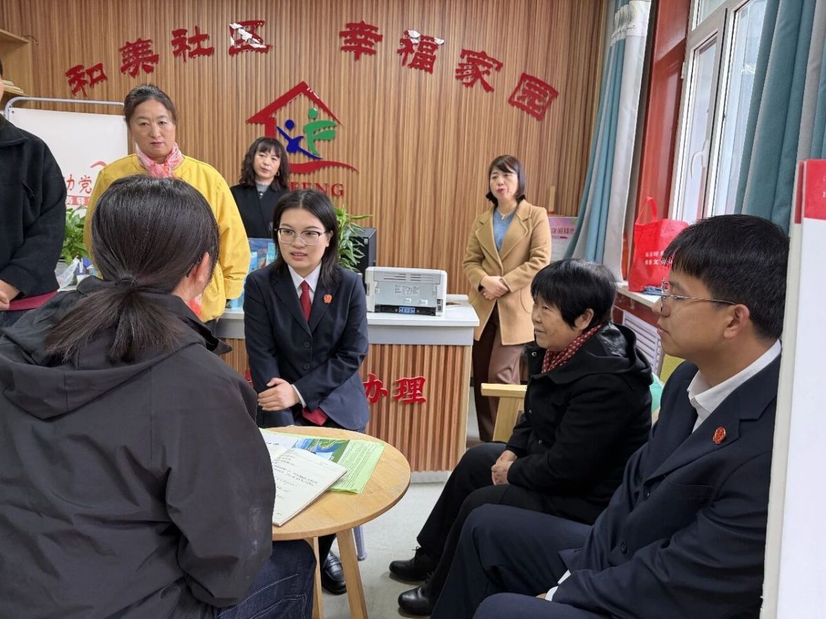 庆阳中院开展主题党日志愿服务进社区活动