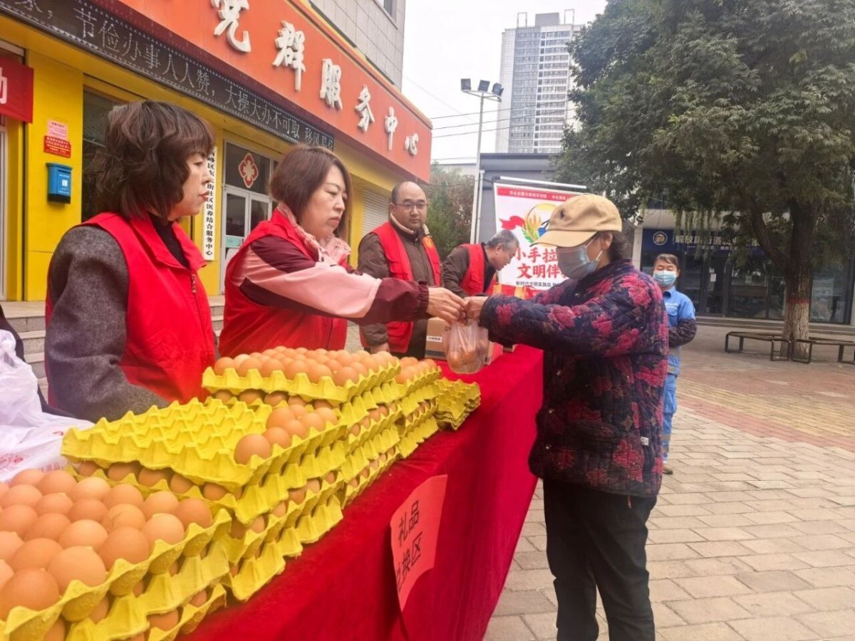 西峰区东大街社区:小手拉大手 文明新风“兑”出来