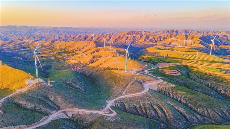 位于环县的“陇电入鲁”配套—华能陇东能源基地600万千瓦风光储综合新能源示范项目,为数据信息提供能源保障。(记者丁凯)