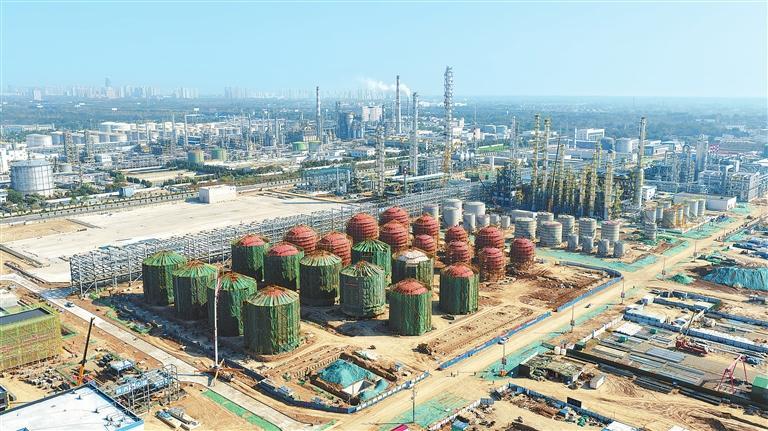 10月8日拍摄的庆阳同欣50万吨 年轻烃深加工项目建设现场。(通讯员盘小美)