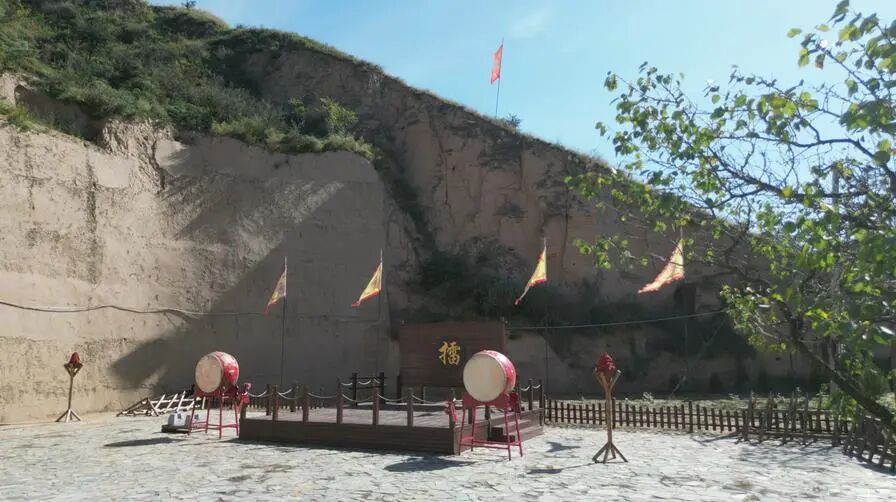 城内擂台广场,两面大鼓列阵,战旗猎猎,重现边塞军城的豪迈气象