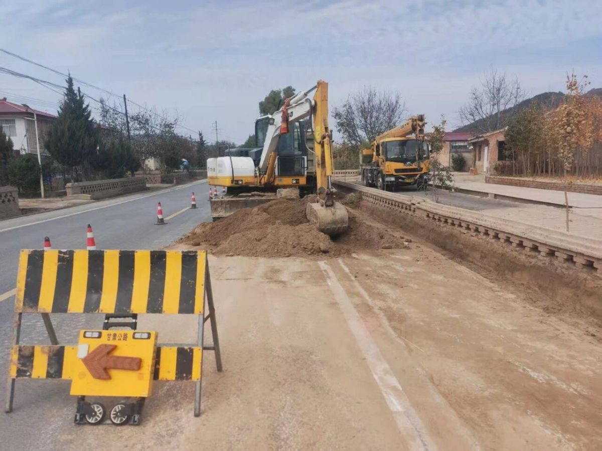 庆城公路段扎实推进路容路貌集中整修工作
