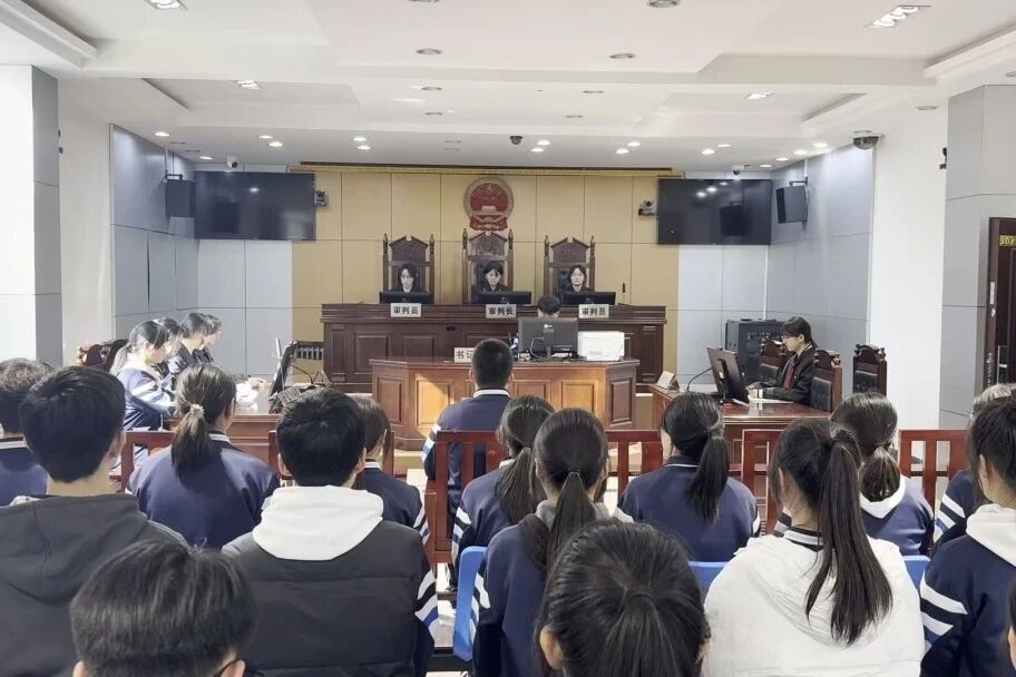 西峰区检察院组织庆阳二中学子走进审判庭体验法治课堂