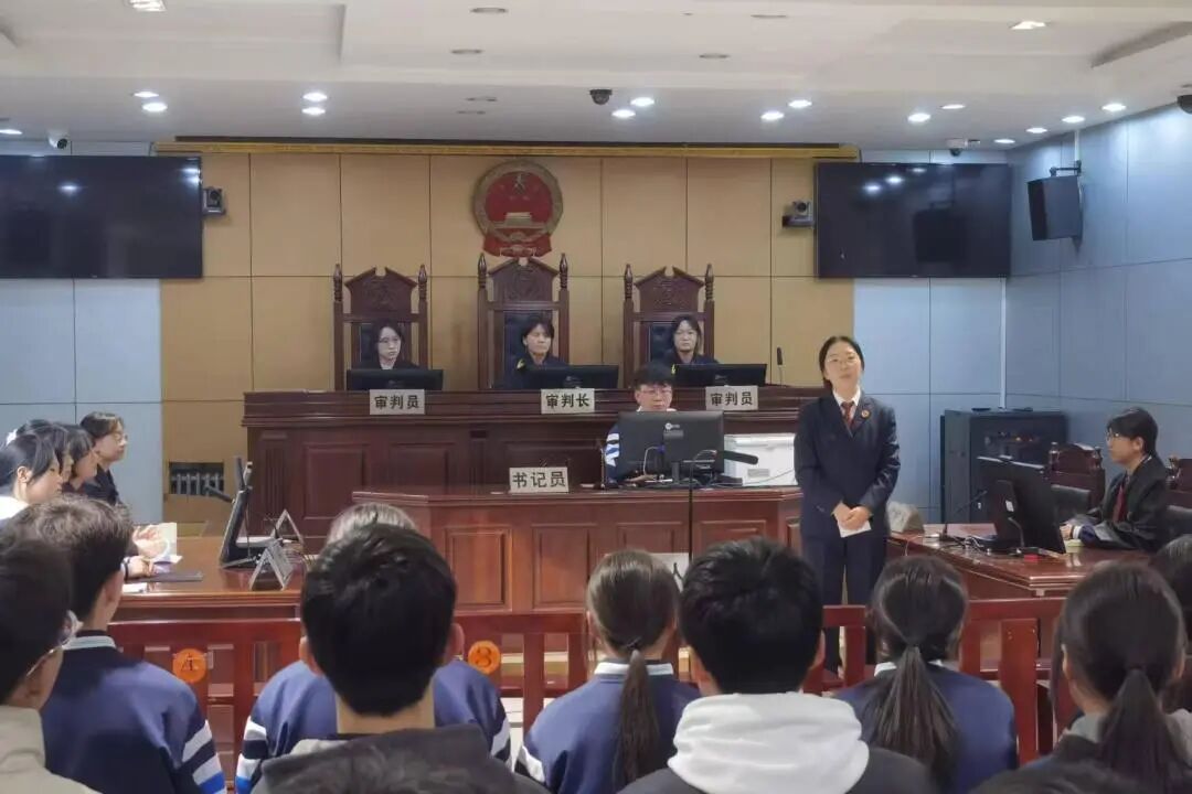 西峰区检察院组织庆阳二中学子走进审判庭体验法治课堂