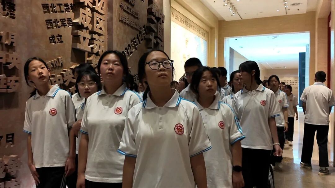 中小学生走进南梁开展研学活动,参观南梁革命纪念馆。