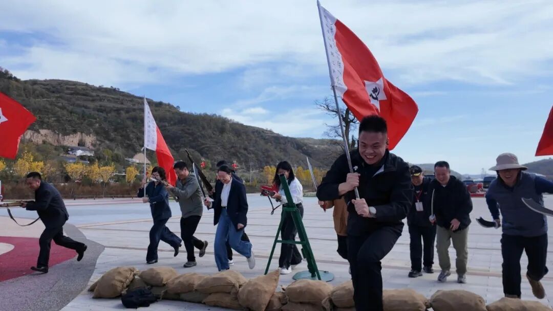 游客们在长征国家文化公园南梁革命根据地核心展示园参与”烽火南梁城“体验项目。