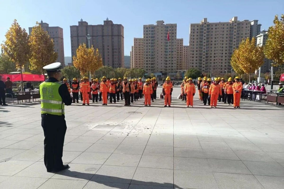 镇原公安交警走进环卫工人节开展交通安全宣传